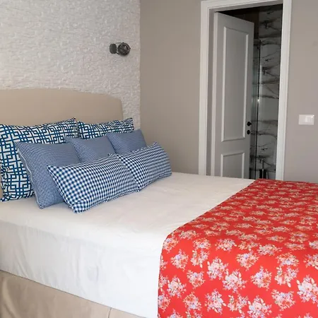 Limani Luxury Beachfront Apartment *
