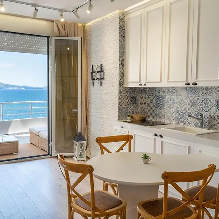 Limani Luxury Beachfront Apartment *